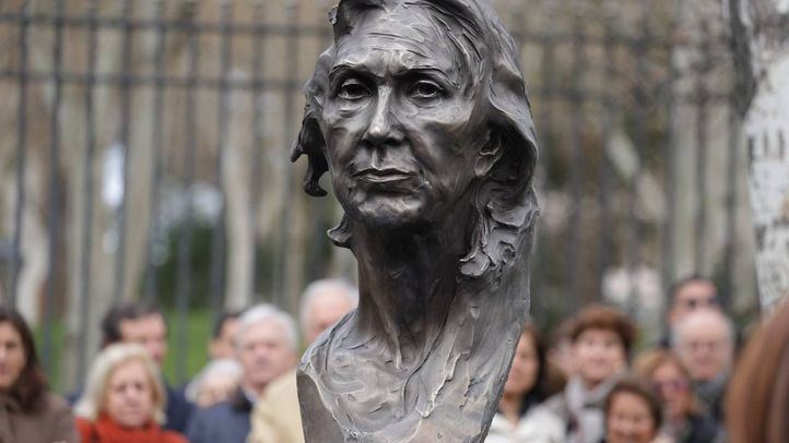 Busto homenaje a la fundadora de la Asociación de Víctimas del Terrorismo (AVT) y presidenta de la asociación entre 1989-1999, Ana María Vidal-Abarca