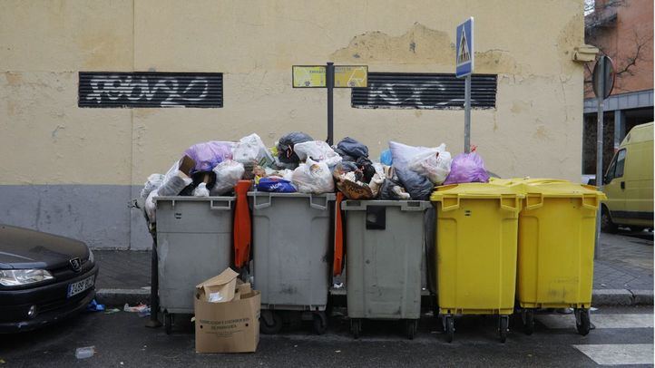 Cubos de basura sin recoger en la zona cercana al metro de Almendrales en el barrio de Usera.