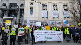 Vecinos de Montecarmelo protestan en las puertas de Cibeles durante el pleno de marzo