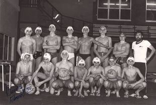 El equipo juvenil de waterpolo de la AR Concepción en 1982