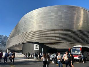 Colas en las inmediaciones del estadio Santiago Bernabéu antes de un concierto.