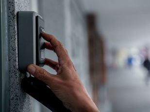 PSOE pide una reunión para cerrar los pisos turísticos ilegales