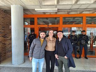 De izquierda a derecha, el youtuber Isaac Parejo, conocido como Infovlogger, la portavoz de Vox en la Asamblea de Madrid, Isabel Pérez Moñino, y el filósofo Miguel Ángel Quintana, en una protesta en la UCM, el 27 de marzo de 2025.