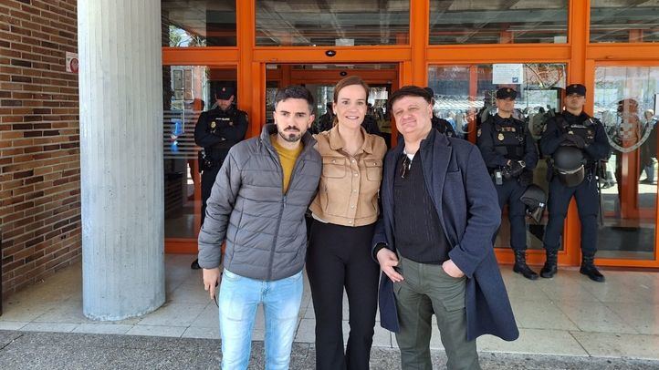 De izquierda a derecha, el youtuber Isaac Parejo, conocido como Infovlogger, la portavoz de Vox en la Asamblea de Madrid, Isabel Pérez Moñino, y el filósofo Miguel Ángel Quintana, en una protesta en la UCM, el 27 de marzo de 2025.