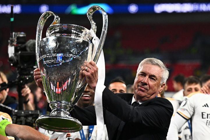 Ancelotti con la copa de la Liga de Campeones.