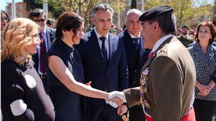 Ayuso asiste a la jura de bandera en Alcobendas tras su choque con el Gobierno