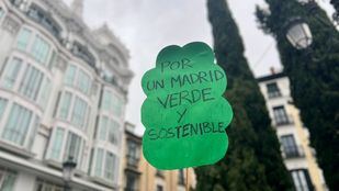 Cartel protesta contra la tala de árboles en la plaza Santa Ana.