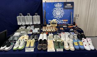 Cae una banda que robó botellas de vino, zapatillas, relojes y hasta pelucas en tiendas del Centro de Madrid