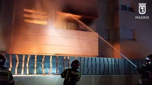 Bomberos extinguen un incendio en una urbanización de Las Tablas