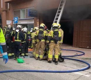 Dos bomberos muertos y uno muy grave al sofocar un incendio en un garaje de Alcorcón
