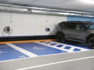 La izquierda cuestiona que los vecinos puedan aparcar por 1 euro al mes en el parking de las Cortes