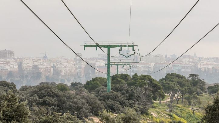 José Luis Martínez-Almeida, junto a la vicealcaldesa, Inma Sanz, y el delegado de Urbanismo, Medio Ambiente y Movilidad, Borja Carabante, visita las instalaciones del Teleférico de Madrid