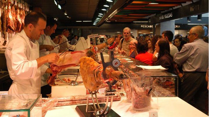 Foto archivo. Un profesional de la hostelería en el mercado de San Antón