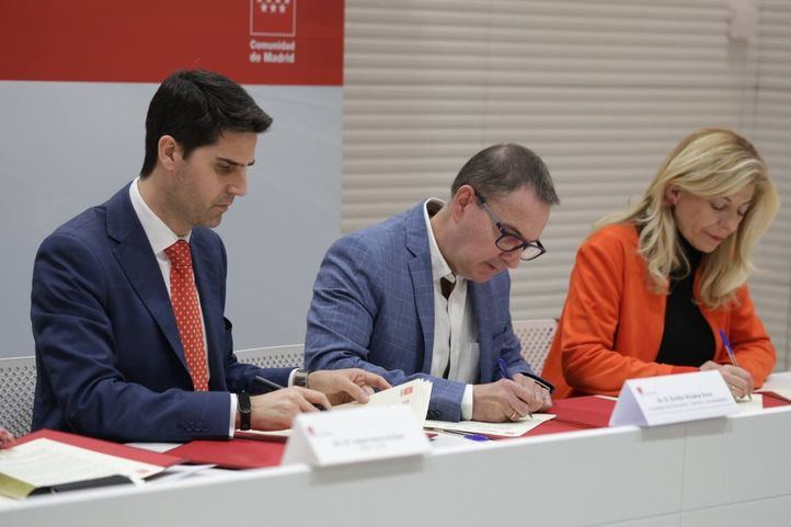 Emilio Viciana firma con los sindicatos CC.OO., ANPE, CSIF y UGT el acuerdo para reducir las horas lectivas y mejorar las condiciones laborales de los docentes de la educación pública madrileña