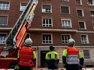 Se desploma una parte de la fachada de un edificio en Chamartín