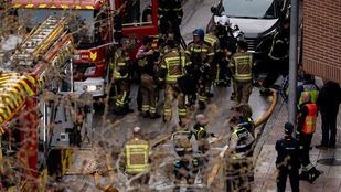 Varios bomberos trabajan en el lugar de los hechos, a 2 de abril de 2025, en Alcorcón
