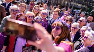Un flashmob de mujeres de centros de mayores tiñe de morado Plaza España