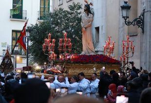 Encuentro único frente a la Catedral de la Almudena en el Viernes Santo