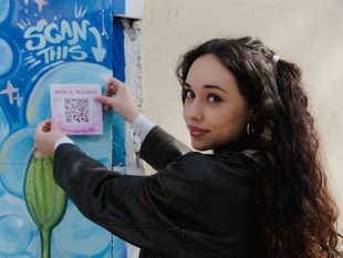 Leyvel, la artista madrileña que fusiona pintura y tecnología en sus murales