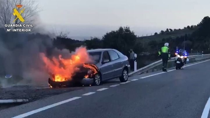 Guardia Civil salva la vida a un conductor que circulaba en un coche que comenzó a arder en la M-505