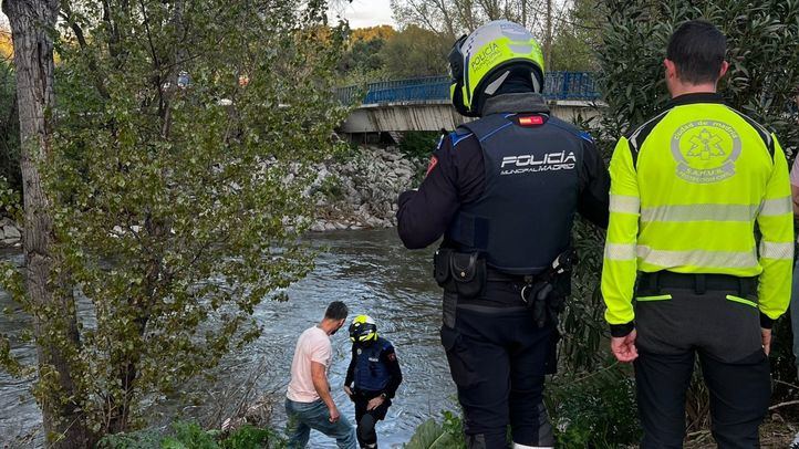 Un policía madrileño fuera de servicio ha rescatado a un ciclista de 55 años tras sufrir un accidente en el Parque Lineal del Manzanares al caerse desde el carril bici a uno de las márgenes del río madrileño