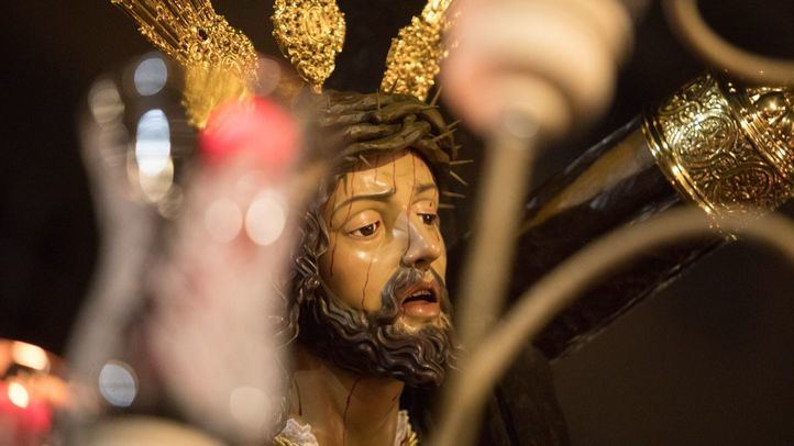 Procesión de la cofradía de Jesús de la Tres Caídas por el barrio de La Latina.