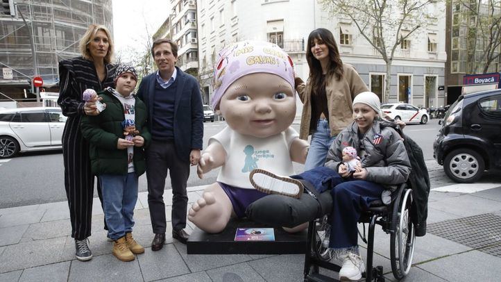 El alcalde de la capital ha visitado la muestra de baby pelones gigantes de la Fundación Juegaterapia en el barrio de Salamanca
