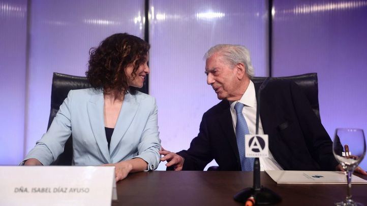 La presidenta de la Comunidad de Madrid, Isabel Díaz Ayuso y el escritor Mario Vargas Llosa