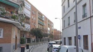 Detenidos tres menores por apuñalar a un joven para robarle el móvil y los auriculares en una calle de Madrid