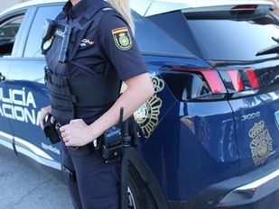 Cinco jóvenes rajan la cara a un hombre para robarle el móvil en Carabanchel