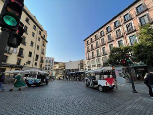 Vecinos de Madrid critican la ineficacia de la campaña para controlar los tuk tuks en el centro