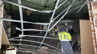 Dos trabajadores rescatados tras el derrumbe de un falso techo