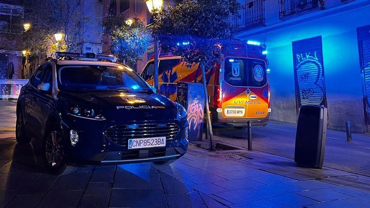 Un coche de Policía Nacional y una ambulancia