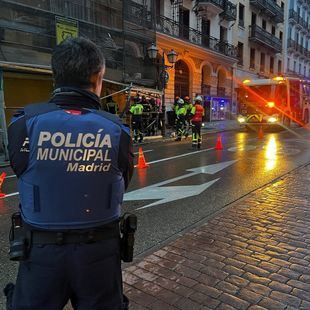 Un taxi se estrella contra un andamio en la calle San Bernardo
