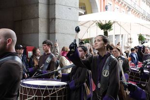 La Tamborrada en la Plaza Mayor pone el broche final a la Semana Santa madrileña
