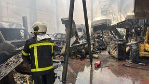 Un incendio arrasa un taller mecánico de camiones en Getafe