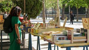 Comunidad amplía sus reconocimientos Dos de Mayo para premiar a la Feria del Libro Cuesta de Moyano