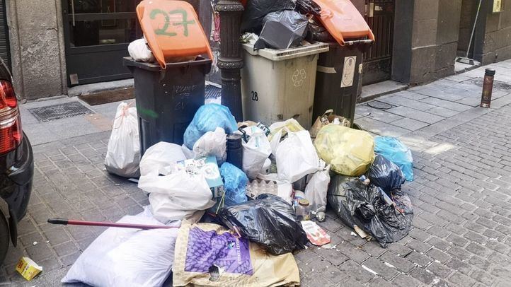 Basura en las calles por la huelga de operarios