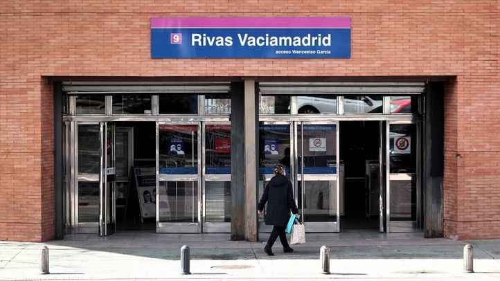 Una persona entra a la estación de metro de Rivas-Vaciamadrid