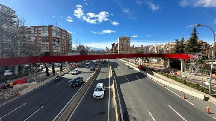 Pasarela peatonal en la A-2
