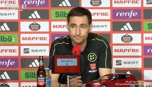 Los árbitros calientan el clásico de la final de Copa