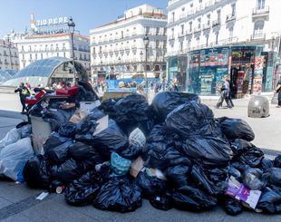 Las concesionarias califican de "ilegal" la huelga de recogida de basura, que sigue adelante