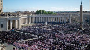 Miles de personas dan el último adiós al papa Francisco