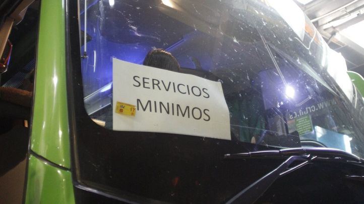 Autobús de servicios mínimos durante la huelga