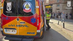 Un joven de 20 años muere tras ser apuñalado mientras paseaba con su madre