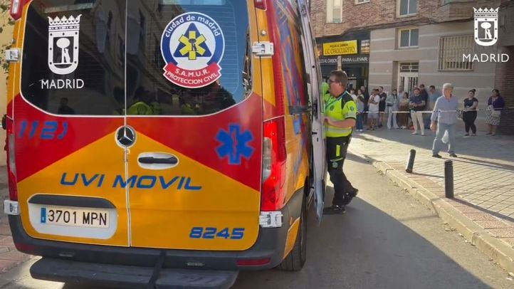 Un joven de 20 años muere tras ser apuñalado mientras paseaba con su madre