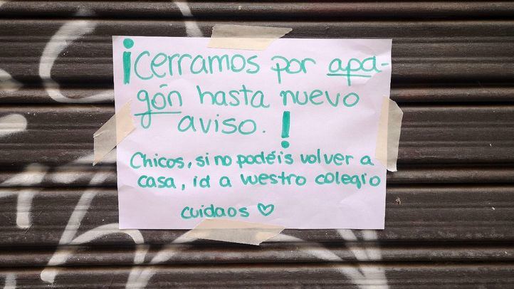 Cartel en la puerta de un comercio durante el apagón eléctrico
