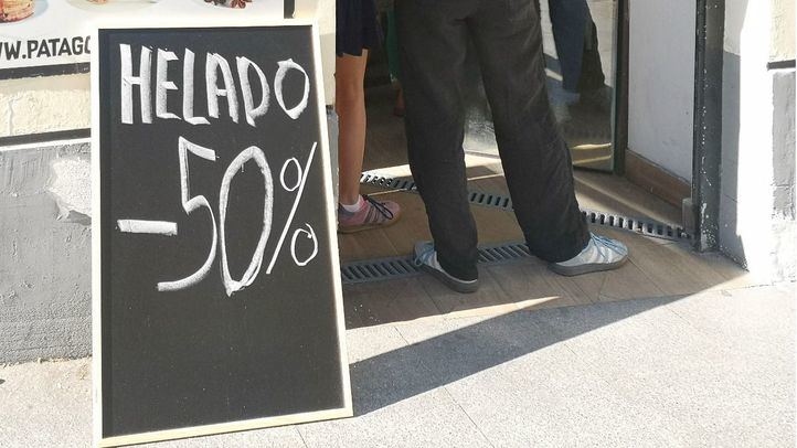Cartel con un descuento en helados en un comercio afectado por el apagón