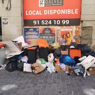 Vecinos critican la persistencia de residuos tras la huelga de basuras y el apagón