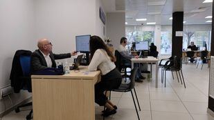 Personas con discapacidad asesoran a población vulnerable en sus trámites con la Administración